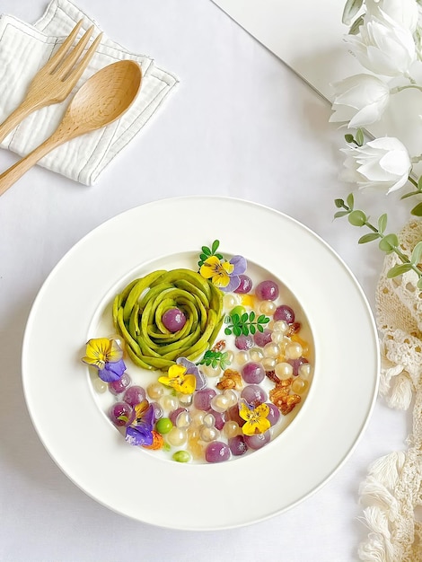 miska z kolorowym daniem